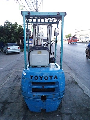 ขายรถยกโตโยต้า 900 กิโล  (รุ่นใหม่) เครื่องเบนซิน  กระบอกคู่ เสาสูง 3 เมตร  ยางตันใหม่  พวงมาลัยเพาเว่อร์  สีเดิมจากนอก นำเข้าจากญี่ปุ่น ใช้งานได้ทันที