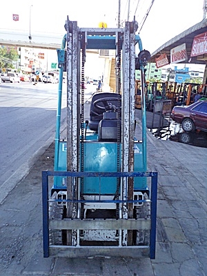 ขายรถยกโตโยต้า 900 กิโล  (รุ่นใหม่) เครื่องเบนซิน  กระบอกคู่ เสาสูง 3 เมตร  ยางตันใหม่  พวงมาลัยเพาเว่อร์  สีเดิมจากนอก นำเข้าจากญี่ปุ่น ใช้งานได้ทันที