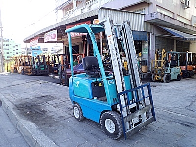 ขายรถยกโตโยต้า 900 กิโล  (รุ่นใหม่) เครื่องเบนซิน  กระบอกคู่ เสาสูง 3 เมตร  ยางตันใหม่  พวงมาลัยเพาเว่อร์  สีเดิมจากนอก นำเข้าจากญี่ปุ่น ใช้งานได้ทันที