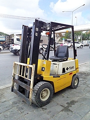 ขายรถยก1 ตัน  เครื่องเบนซิน  เกียร์ออโต้ กระบอกคู่  เสาสูง 3 เมตร  พวงมาลัยเพาเว่อร์  สีเดิมจากนอก นำเข้าจากญี่ปุ่น ใช้งานได้ทันที