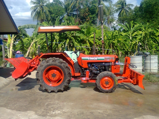 ขายรถไถคูโบต้า L2602 พร้อมอุปกรณ์ต่อพ่วง 2 ชิ้น พร้อมใช้ 084-6175640