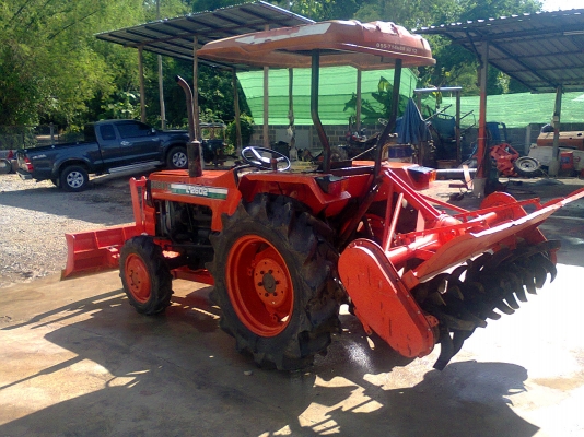 ขายรถไถคูโบต้า L2602 พร้อมอุปกรณ์ต่อพ่วง 2 ชิ้น พร้อมใช้ 084-6175640