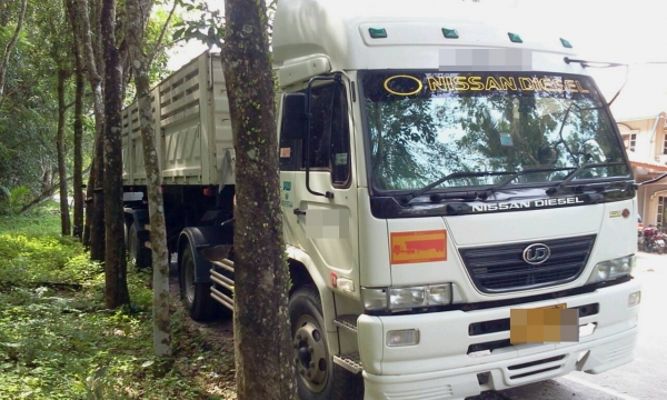 NISSAN DIESEL 6 ล้อหัวลาก พร้อมหางดั้ม สวยมากค่ะ เพียง 4x,xxx กม. ค่ะ