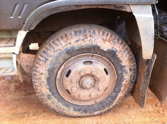 HINO FM 3M - 240 HP M10C สิบล้อดั๊มพ์ 2 เพลา กระบะดั๊มพ์เหล็ก 12 ตันของอู่สหมิตร เครื่องแน่นแรงดี ภายในเก๋งสวยครบ แอร์เย็น พวงมาลัยเพาเวอร์ เบรคทริ๊ปฟี้ มีระบบลากพ่วงครบพร้อมใช้งาน ช่วงล่างเต็มดีคัชซีสวยมากครับ ยางสภาพดี 80\% พร้อมบรรทุกพร้อมใช้งาน เอกสารท