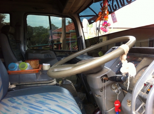 HINO FM 3M - 240 HP M10C สิบล้อดั๊มพ์ 2 เพลา กระบะดั๊มพ์เหล็ก 12 ตันของอู่สหมิตร เครื่องแน่นแรงดี ภายในเก๋งสวยครบ แอร์เย็น พวงมาลัยเพาเวอร์ เบรคทริ๊ปฟี้ มีระบบลากพ่วงครบพร้อมใช้งาน ช่วงล่างเต็มดีคัชซีสวยมากครับ ยางสภาพดี 80\% พร้อมบรรทุกพร้อมใช้งาน เอกสารท