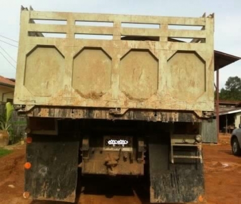 HINO FM 3M - 240 HP M10C สิบล้อดั๊มพ์ 2 เพลา กระบะดั๊มพ์เหล็ก 12 ตันของอู่สหมิตร เครื่องแน่นแรงดี ภายในเก๋งสวยครบ แอร์เย็น พวงมาลัยเพาเวอร์ เบรคทริ๊ปฟี้ มีระบบลากพ่วงครบพร้อมใช้งาน ช่วงล่างเต็มดีคัชซีสวยมากครับ ยางสภาพดี 80\% พร้อมบรรทุกพร้อมใช้งาน เอกสารท