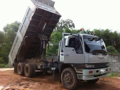 HINO FM 3M - 240 HP M10C สิบล้อดั๊มพ์ 2 เพลา กระบะดั๊มพ์เหล็ก 12 ตันของอู่สหมิตร เครื่องแน่นแรงดี ภายในเก๋งสวยครบ แอร์เย็น พวงมาลัยเพาเวอร์ เบรคทริ๊ปฟี้ มีระบบลากพ่วงครบพร้อมใช้งาน ช่วงล่างเต็มดีคัชซีสวยมากครับ ยางสภาพดี 80\% พร้อมบรรทุกพร้อมใช้งาน เอกสารท