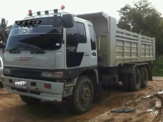HINO FM 3M - 240 HP M10C สิบล้อดั๊มพ์ 2 เพลา กระบะดั๊มพ์เหล็ก 12 ตันของอู่สหมิตร เครื่องแน่นแรงดี ภายในเก๋งสวยครบ แอร์เย็น พวงมาลัยเพาเวอร์ เบรคทริ๊ปฟี้ มีระบบลากพ่วงครบพร้อมใช้งาน ช่วงล่างเต็มดีคัชซีสวยมากครับ ยางสภาพดี 80\% พร้อมบรรทุกพร้อมใช้งาน เอกสารท
