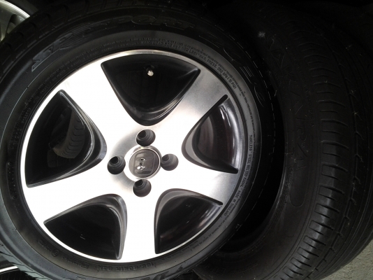 ล้อ4รู100 พร้อมยาง 185/60/15 สนใจสอบถามได้ ราคา7500 บาท