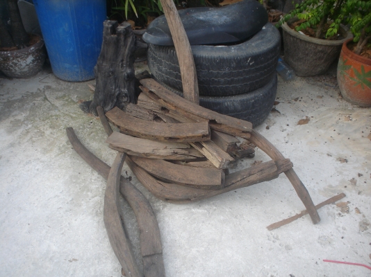 ล้อเกวียน  ไม้สัก  ต้องเก็บงาน  ตามรูป  เก่าได้ใจครับผู้ชม