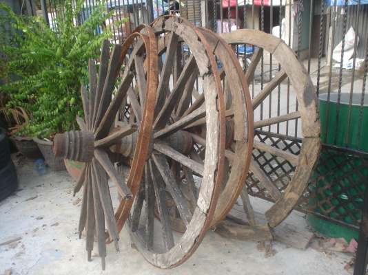 ล้อเกวียน  ไม้สัก  ต้องเก็บงาน  ตามรูป  เก่าได้ใจครับผู้ชม