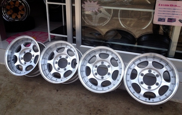 ขายล้อ 2 ชิ้นแท้ japan SHUEI ขอบ 15x7 ออฟ-13 6 รู เงาๆ สวยๆ ครับ