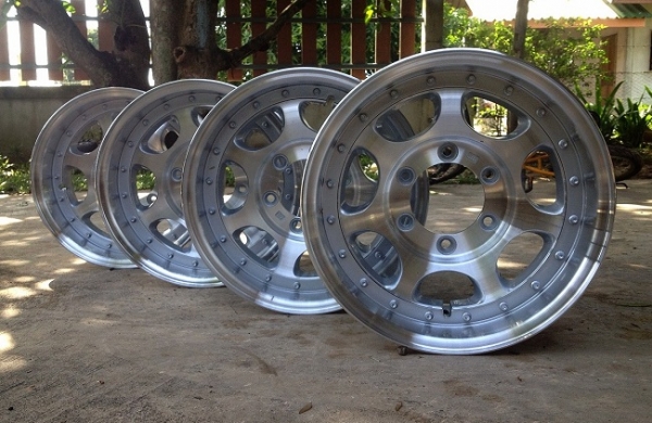 ขายล้อ 2 ชิ้นแท้ japan SHUEI ขอบ 15x7 ออฟ-13 6 รู เงาๆ สวยๆ ครับ