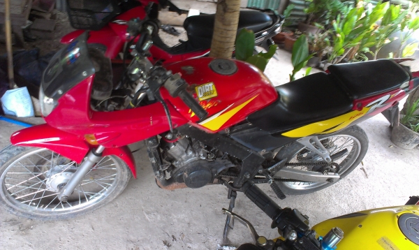 LS 125  เดิม ๆ ขาย  10500  บาท  มีชุดโอน ทบ.ขาด 2 ปี  ราคา คุยได้ครับ