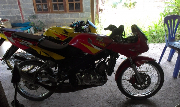 LS 125  เดิม ๆ ขาย  10500  บาท  มีชุดโอน ทบ.ขาด 2 ปี  ราคา คุยได้ครับ