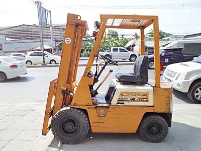 ขายรถยกโคมัสสึ 1.5 ตัน เครื่องเบนซิน  กระบอกคู่ เสาสูง 3 เมตร  พวงมาลัยเพาเว่อร์ สีเดิมจากนอก นำเข้าจากญี่ปุ่น ใช้งานได้ทันที