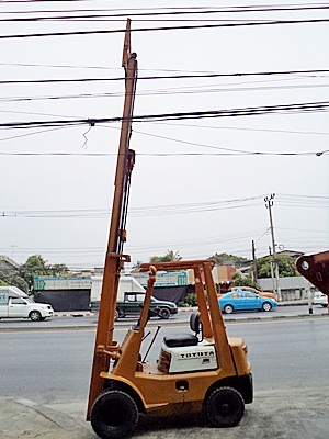 ขายรถยกโตโยต้า 1.5 ตัน  เครื่องเบนซิน  ล้อหน้าคุ่  เสาสูง 4.7 เมตร  เสาต่ำ พวงมาลัยเพาเว่อร์  สีเดิมจากนอก นำเข้าจากญี่ปุ่น ใช้งานได้ทันที