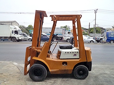 ขายรถยกโตโยต้า 1.5 ตัน  เครื่องเบนซิน  ล้อหน้าคุ่  เสาสูง 4.7 เมตร  เสาต่ำ พวงมาลัยเพาเว่อร์  สีเดิมจากนอก นำเข้าจากญี่ปุ่น ใช้งานได้ทันที