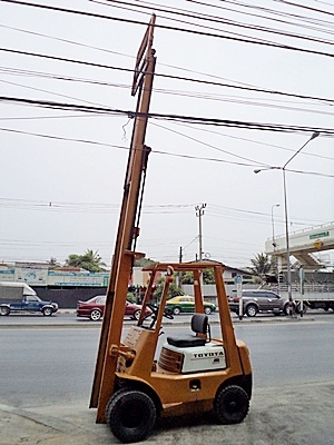 ขายรถยกโตโยต้า 1.5 ตัน  เครื่องเบนซิน  ล้อหน้าคุ่  เสาสูง 4.7 เมตร  เสาต่ำ พวงมาลัยเพาเว่อร์  สีเดิมจากนอก นำเข้าจากญี่ปุ่น ใช้งานได้ทันที