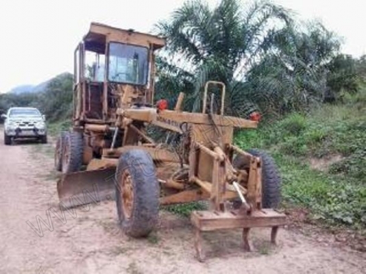 รถเกรด ยี่ห้อ KOMATSU (ขายรวม 2 รายการ ราคา 1,150,000 บาท)