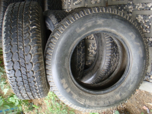 ขายยาง 225/70R15 สภาพดีตามรูป