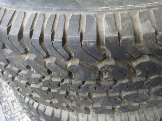 ขายยาง 225/70R15 สภาพดีตามรูป