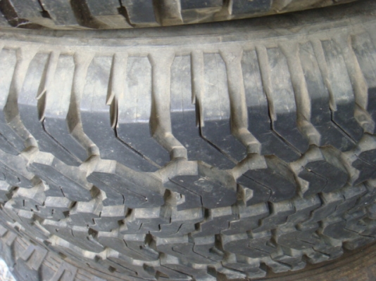 ขายยาง 225/70R15 สภาพดีตามรูป