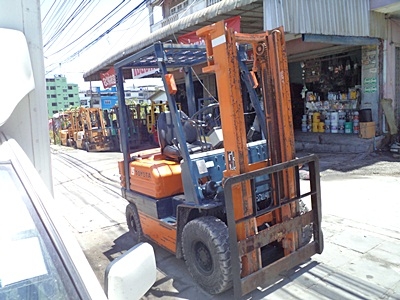 ขายรถยกโตโยต้า 1.5 ตัน รุ่น5 เครื่องเบนซิน   กระบอกคู่ ยางตันใหม่ เสาสูง 3 เมตร  พวงมาลัยเพาเว่อร์  สีเดิมจากนอก นำเข้าจากญี่ปุ่น ใช้งานได้ทันที