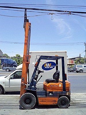 ขายรถยกโตโยต้า 1.5 ตัน รุ่น5 เครื่องเบนซิน   กระบอกคู่ ยางตันใหม่ เสาสูง 3 เมตร  พวงมาลัยเพาเว่อร์  สีเดิมจากนอก นำเข้าจากญี่ปุ่น ใช้งานได้ทันที