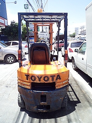 ขายรถยกโตโยต้า 1.5 ตัน รุ่น5 เครื่องเบนซิน   กระบอกคู่ ยางตันใหม่ เสาสูง 3 เมตร  พวงมาลัยเพาเว่อร์  สีเดิมจากนอก นำเข้าจากญี่ปุ่น ใช้งานได้ทันที