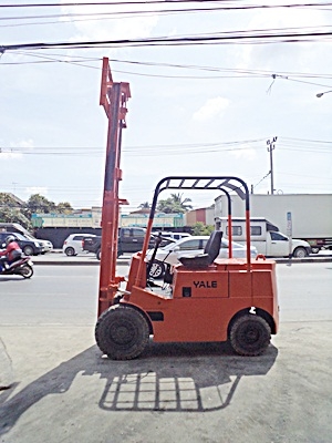 ขายรถยก 2 ตัน  เครื่องดีเซล  เสาสูง 3 เมตร   พวงมาลัยเพาเว่อร์  นำเข้าจากญี่ปุ่น ใช้งานได้ทันที