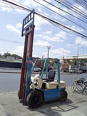 ขายรถยกนิสสัน 2 ตัน  เครื่องเบนซิน  เสาสูง 3 เมตร  ยางตันใหม่ พวงมาลัยเพาเว่อร์  สีเดิมจากนอก นำเข้าจากญี่ปุ่น ใช้งานได้ทันที