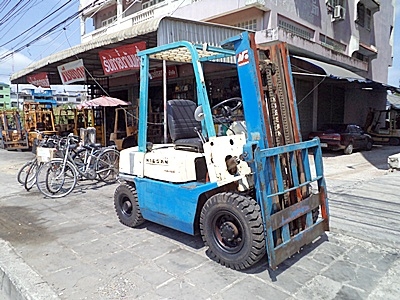 ขายรถยกนิสสัน 2 ตัน  เครื่องเบนซิน  เสาสูง 3 เมตร  ยางตันใหม่ พวงมาลัยเพาเว่อร์  สีเดิมจากนอก นำเข้าจากญี่ปุ่น ใช้งานได้ทันที