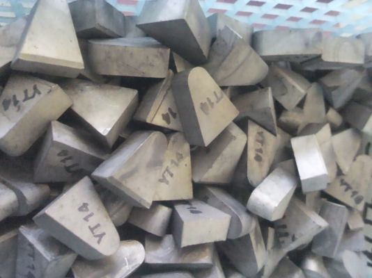 เม็ดมีดกลึง ชนิดที่แข็งเป็นพิเศษYT 14  ชนิดเชื่อมติดด้วยทองเหลือง (สั่งเชื่อมติดด้ามได้)