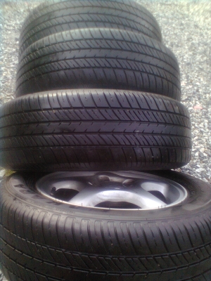 ขายแม็กHONDAพร้อมยาง 4 รู ขอบ14 185/65R14 ยางดีสโตร์ ปี11 สวยๆ 1 ชุด