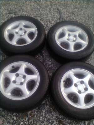 ขายแม็กHONDAพร้อมยาง 4 รู ขอบ14 185/65R14 ยางดีสโตร์ ปี11 สวยๆ 1 ชุด