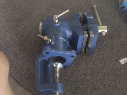 ปากกาจับงาน 3 นิ้ว เหมาะที่จะเอาไว้ติดบ้าน หมุนปากขึ้นลงได้สองด้าน ใช้ยึดจับที่ขอบโต๊ะทั่วไปได้ใช้งานได้ดี