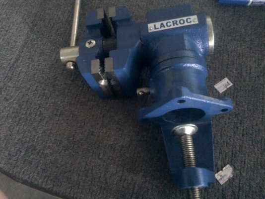 ปากกาจับงาน 3 นิ้ว เหมาะที่จะเอาไว้ติดบ้าน หมุนปากขึ้นลงได้สองด้าน ใช้ยึดจับที่ขอบโต๊ะทั่วไปได้ใช้งานได้ดี