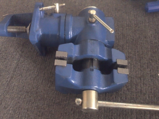 ปากกาจับงาน 3 นิ้ว เหมาะที่จะเอาไว้ติดบ้าน หมุนปากขึ้นลงได้สองด้าน ใช้ยึดจับที่ขอบโต๊ะทั่วไปได้ใช้งานได้ดี