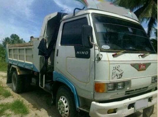 HINO FC 2W - 120 HP WO4D หกล้อดั๊มพ์ ซุปเปอร์เสี่ย กระบะดั๊มพ์เหล็ก 4 ตันความยาว 3.50 เมตร เครื่องแห้งแรงดีไม่เยิ้ม ภายในเก๋งคอนโซลสวยครบไม่มีผุกร่อน พวงมาลัยเพาเวอร์ ช่วงล่างใหญ่คัชซีสวยไม่มีดาม ยาง 8.25 ขอบ 16 สภาพดีพร้อมบรรทุกพร้อมใช้งาน เอกสารทะเบียนภ
