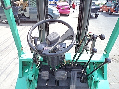 ขายรถยกมิตซูบิชิ 2 ตัน (รุ่นใหม่) เครื่องเบนซิน  กระบอกคู่   เสาสูง 3 เมตร  พวงมาลัยเพาเว่อร์  สีเดิมจากนอก นำเข้าจากญี่ปุ่น ใช้งานได้ทันที