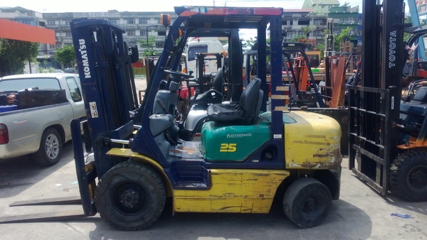 รถยกโคมัสสึรุ่น 12 น้ำหนักยก 2.5 ตัน เสาสูง 3 เมตร เครื่องดีเซล เกีรยร์ธรรมดา