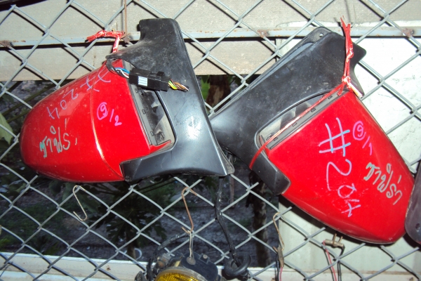 ขายกระจกมองข้างรถยนต์มีหลายรุ่นครับ