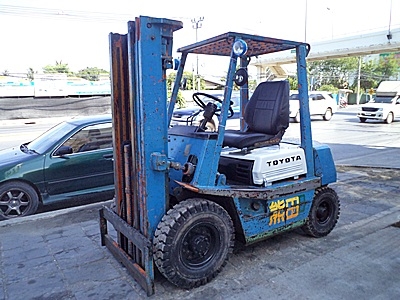 ขายรถยกโตโยต้า 2 ตัน เครื่องเบนซิน กระบอกคู่ เสาต่ำ เสาสูง 4 เมตร ยางตันใหม่   พวงมาลัยเพาเว่อร์  สีเดิมจากนอก นำเข้าจากญี่ปุ่น ใช้งานได้ทันที