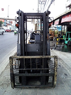 ขายรถยกSUMITOMO 2 ตัน (รุ่นใหม่)  เครื่องดีเซล กระบอกคู่ เสาสูง 3 เมตร ยางตันใหม่ 4 ล้อ  พวงมาลัยเพาเว่อร์  สีเดิมจากนอก นำเข้าจากญี่ปุ่น ใช้งานได้ทันที