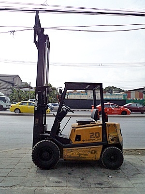 ขายรถยกSUMITOMO 2 ตัน (รุ่นใหม่)  เครื่องดีเซล กระบอกคู่ เสาสูง 3 เมตร ยางตันใหม่ 4 ล้อ  พวงมาลัยเพาเว่อร์  สีเดิมจากนอก นำเข้าจากญี่ปุ่น ใช้งานได้ทันที