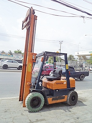 ขายรถยกโตโยต้า 2 ตัน รุ่น5 เครื่องเบนซิน   กระบอกคู่ งาหมุ่น 360 องศายางตัน เสาสูง 3 เมตร  พวงมาลัยเพาเว่อร์  สีเดิมจากนอก นำเข้าจากญี่ปุ่น ใช้งานได้ทันที