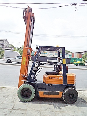 ขายรถยกโตโยต้า 2 ตัน รุ่น5 เครื่องเบนซิน   กระบอกคู่ งาหมุ่น 360 องศายางตัน เสาสูง 3 เมตร  พวงมาลัยเพาเว่อร์  สีเดิมจากนอก นำเข้าจากญี่ปุ่น ใช้งานได้ทันที