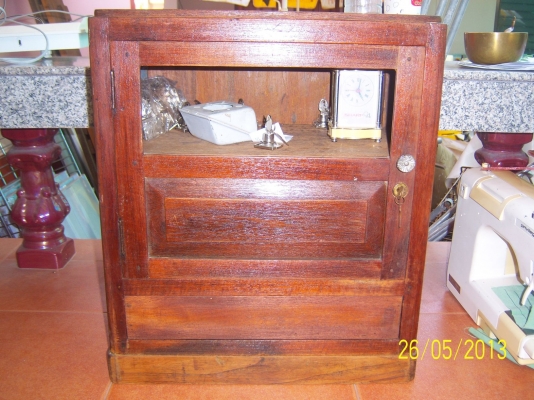 ตู้เก็บของไม้สัก เป็นตู้เก่า