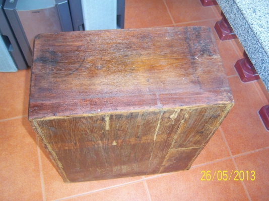 ตู้เก็บของไม้สัก เป็นตู้เก่า